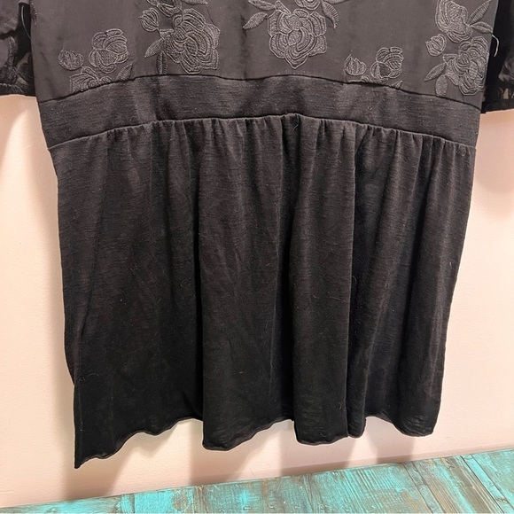 Torrid Black Vneck Semi Sheer Floral Tshirt Size 2 - Picture 7 of 9